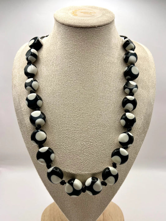 Sobral Yoi Dots Resin Beaded Necklace Lagenlook Black and White - SB4